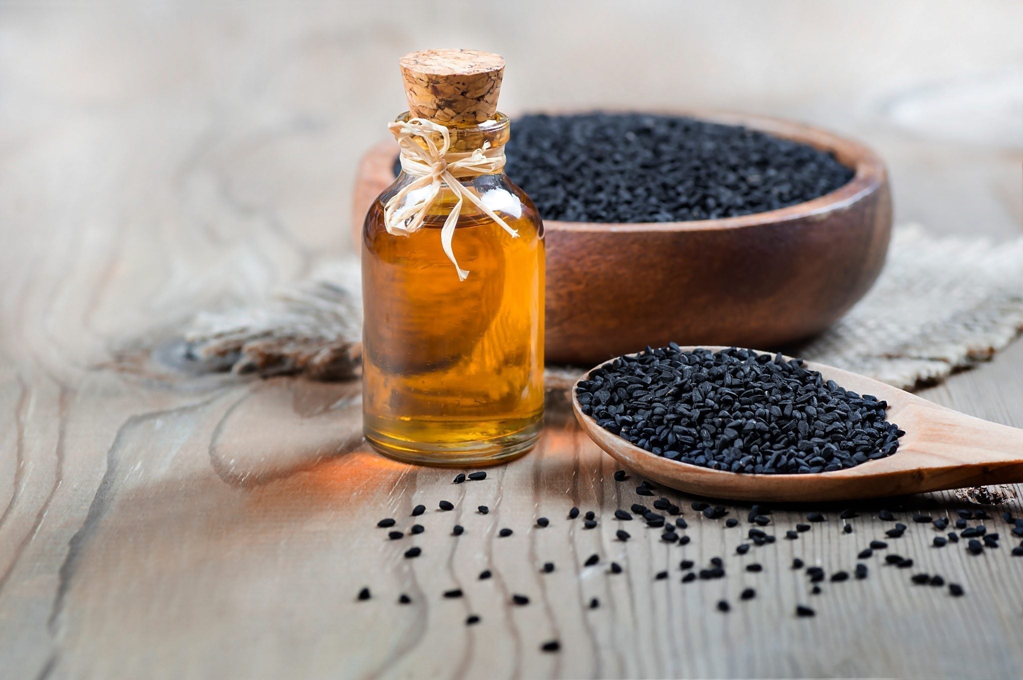 Olej z czarnuszki i nasiona Nigella sativa do stosowania zewnętrznego na stawy i skórę